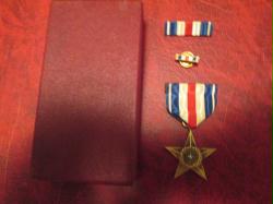 Genuine Early Vintage WWII Navy and Marine Corps USMC Silver Star medal with ribbon bar in red case